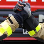 Feuerwehrmänner geben sich die Hand