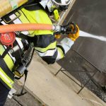 Feuerwehrmann löscht ein Feuer